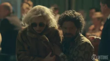 Lunettes de soleil portées par Tammy Wynette (Jessica Chastain) dans les tenues de la série télévisée George & Tammy (saison 1)