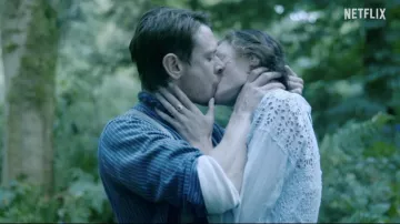 Bague en or avec pierre rouge portée par Lady Constance Chatterley (Emma Corrin) vue dans L’Amant de Lady Chatterley