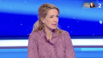 La chemisier mauve à broderie porté par Sidonie Bonnec dans Tout le monde à son mot à dire du 7 novembre 2022