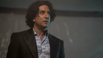 Chemise imprimée florale portée par Robert Kamdar (Naveen Andrews) comme on le voit dans les tenues de la série télévisée The Cleaning Lady (saison 2 épisode 7)