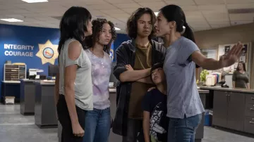 T-shirt Henley Tie and dye porté par Jaz (Faith Bryant) comme on le voit dans The Cleaning Lady (S02E07)