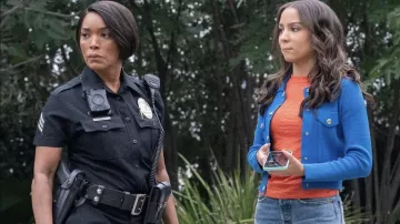 Cardigan bleu porté par May Grant (Corinne Massiah) dans les tenues de la série télévisée 9-1-1 (saison 6 épisode 8)