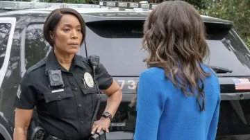 Montre ronde noire portée par Athena Grant (Angela Bassett) vue dans l’émission de télévision 9-1-1 (S06E08)
