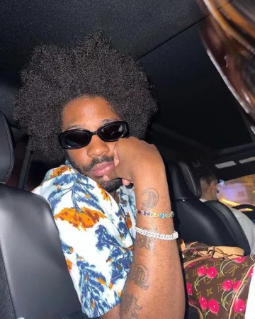Le bracelet multicolore porté par Brent Faiyaz sur son compte Instagram @brentfaiyaz
