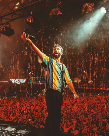 Chemise rayée à manches courtes portée par R3hab sur son compte Instagram @r3hab