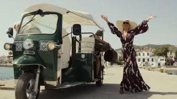 Robe longue imprimée portée par Birdie Jay (Kate Hudson) comme on le voit dans Glass Onion: A Knives Out Mystery