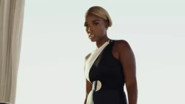 Robe noire et blanche portée par Andi Brand (Janelle Monáe) comme on le voit dans Glass Onion: A Knives Out Mystery