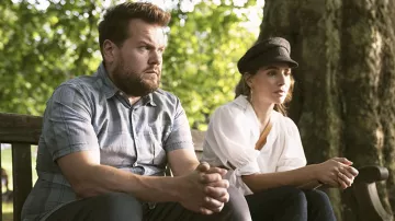 Casquette de chapeau portée par Amandine Buckingham (Melia Kreiling) comme on le voit dans les tenues de la série télévisée Mammals (saison 1)
