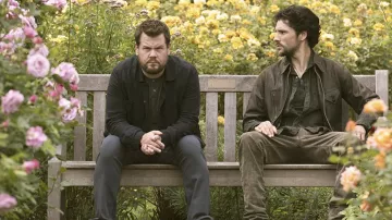 Veste zippée portée par Jeff Wilson (Colin Morgan) dans les tenues de la série télévisée Mammals (saison 1)