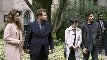 Manteau de tranchée porté par Lue (Sally Hawkins) dans la série télévisée Mammals (saison 1)
