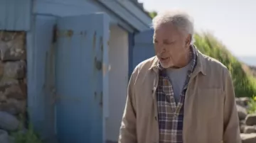 Veste kaki portée par Sir Tom Jones (Tom Jones) comme on le voit dans la garde-robe de la série télévisée Mammals (saison 1)