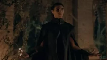 Veste cape en cuir portée par Sœur Lilith (Lorena Andrea) dans les tenues de la série télévisée Warrior Nun (S02E04)