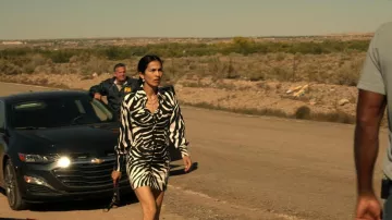 Robe zèbre noire et blanche portée par Thony (Elodie Yung) comme on le voit dans les tenues de la série télévisée The Cleaning Lady (S02E07)