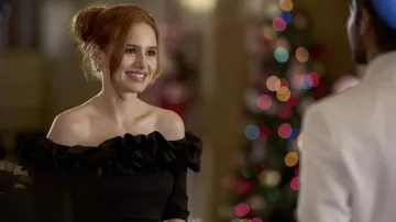 Robe à épaules portée par Georgia (Madelaine Petsch) vue dans le film Hotel for the Holidays