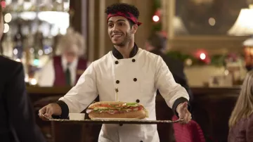 Diadema de bufanda roja a cuadros usada por Luke (Mena Massoud) como se ve en Hotel for the Holidays