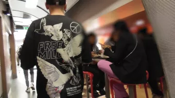 Le t-shirt porté par Joyca dans la vidéo YouTube QUI EST LE COMPLICE ? (Avec @SEB, @TheoBabac)