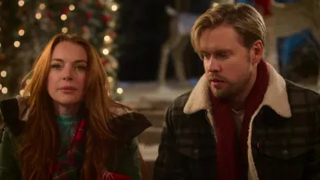 Veste sherpa Levi’s portée par Jake Russell (Chord Overstreet) comme on le voit dans Falling for Christmas