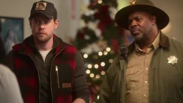 Gilet à carreaux en laine Pendleton porté par Jake Russell (Chord Overstreet) comme on le voit dans Falling for Christmas