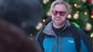 Découvrez la garde-robe de Jake Russell (Chord Overstreet) dans Noël tombe à pic