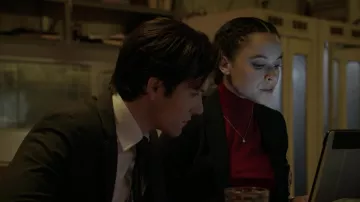 Col roulé rouge porté par Janine Harris (Juliana Canfield) dans les tenues de la série télévisée The Calling (S01E02)