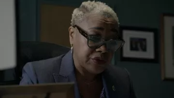 Gafas Celine usadas por la capitana Kathleen Davies (Karen Robinson) como se ve en la serie de televisión The Calling (Temporada 1 Episodio 6)