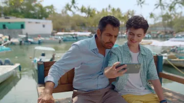 Chemise imprimée à manches courtes portée par Hugo (Raphael Alejandro) vue dans l’émission de télévision Acapulco (S02E05)