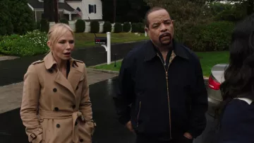 Camel Trench coat porté par la détective Amanda Rollins (Kelli Giddish) comme on le voit dans Law & Order: Special Victims Unit tenues (saison 24 épisode 7)