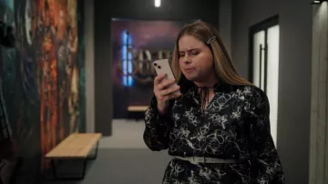 Vestido estampado usado por Jo (Jessie Ennis) como se ve en el vestuario de la serie de televisión Mythic Quest (Temporada 3 Episodio 1)
