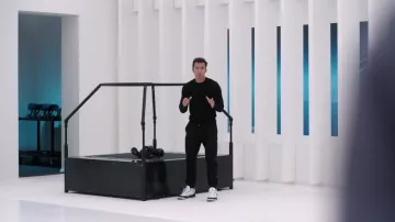 Nike Air Sneakers portées par Ian (Rob McElhenney) dans la garde-robe de la série télévisée Mythic Quest (saison 3 épisode 1)