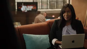Chemisier plissé porté par Carol (Naomi Ekperigin) dans la série télévisée Mythic Quest (S03E02)