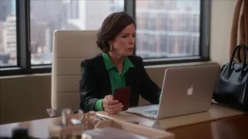 Chemise à chemisier vert portée par Margaret (Marcia Gay Harden) comme on le voit dans la garde-robe de la série télévisée So Help Me Todd (saison 1, épisode 7)