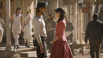 Jupe rouge et ensemble haut portés par Lucia Reyes (Gabriela Quezada) comme on le voit dans Walker Independence (saison 1 épisode 1)