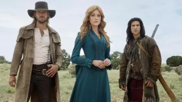 Vestido largo azul usado por Abby Walker (Katherine McNamara) como se ve en Walker Independence Wardrobe (S01E01)