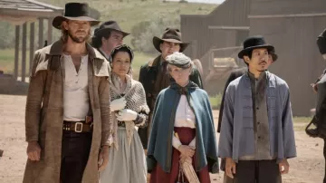 Camiseta Henley blanca usada por Hoyt Rawlins (Matt Barr) como se ve en Walker Independence (S01E02)