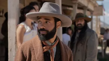 Chapeau gris porté par Augustus (Philemon Chambers) dans la garde-robe de la série télévisée Walker Independence (S01E02)