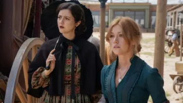 Robe imprimée portée par Kate (Katie Findlay) vue dans les tenues de la série télévisée Walker Independence (S01E02)