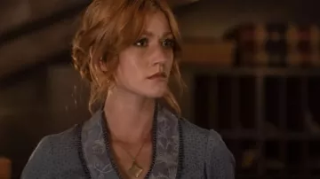 Collar colgante de oro usado por Abby Walker (Katherine McNamara) como se ve en Walker Independence (S01E05)