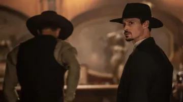 Chapeau noir porté par Tom Davidson (Greg Hovanessian) vu dans Walker Independence (S01E05)