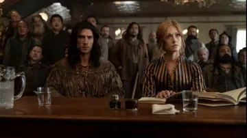 Vestido a rayas usado por Abby Walker (Katherine McNamara) como se ve en el vestuario de Walker Independence (Temporada 1 Episodio 7)