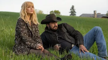 Veste à imprimé floral portée par Beth Dutton (Kelly Reilly) vue à Yellowstone (S05E01)