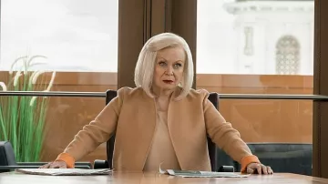 Chaqueta Camel usada por Caroline Warner (Jacki Weaver) vista en Yellowstone (S05E02)