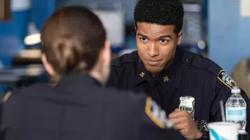 Montre tactique portée par l’officier Andre Bentley (Lavel Schley) dans la garde-robe de l’est de New York (S01E07)