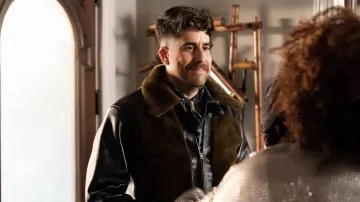 Veste en fourrure en cuir portée par Harry Keshegian (Adam Goldberg) dans la garde-robe de la série télévisée The Equalizer (saison 3, épisode 5)
