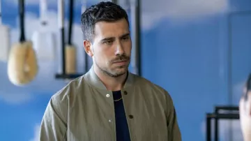 Veste de bombardier vert portée par le détective Joe Velasco (Octavio Pisano) comme on le voit dans Law & Order: Special Victims Unit (S24E07)