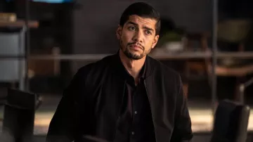 Chaqueta negra Zip Bomber usada por el detective Bobby Reyes (Rick Gonzalez) como se ve en Law & Order: Organized Crime (S03E07)