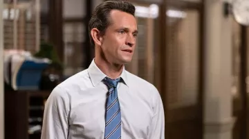 Cravate rayée bleue portée par le détective Frank Cosgrove (Jeffrey Donovan) dans les tenues de la série télévisée Law & Order (saison 22, épisode 7)