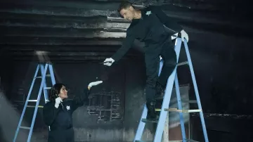 Botas tácticas negras usadas por Joshua Folsom (Matt Lauria) como se ve en el vestuario de la serie de televisión CSI: Vegas (Temporada 2 Episodio 7)