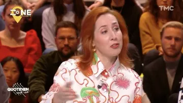 La robe longue avec dessins de méduses et oursins multicolores portée par Maïa Mazaurette dans l'émission Quotidien