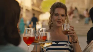 Boucles d’oreilles portées par Daphne (Meghann Fahy) dans la série télévisée The White Lotus (saison 2, épisode 3)