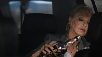 Boucles d’oreilles portées par Beth Dutton (Kelly Reilly) dans la série télévisée Yellowstone (saison 5 épisode 1)
